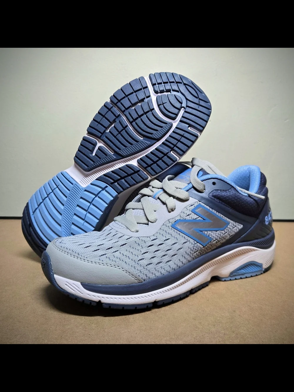 New Balance 847v4 Women's Size 7 Blue Gray Athletic Lightweight Walking Shoes